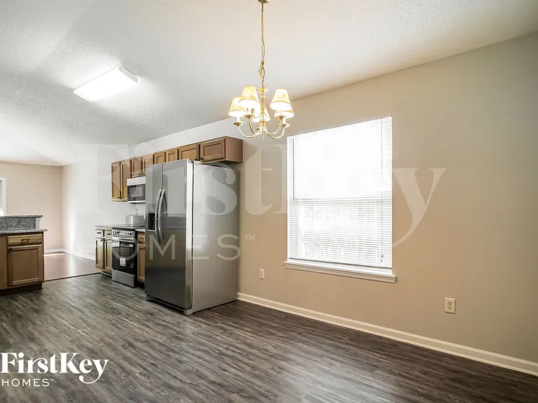 489 Mackenzie Cir — Photo 7