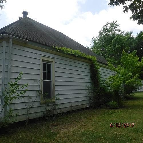 2nd image of 303 S Kansas Ave