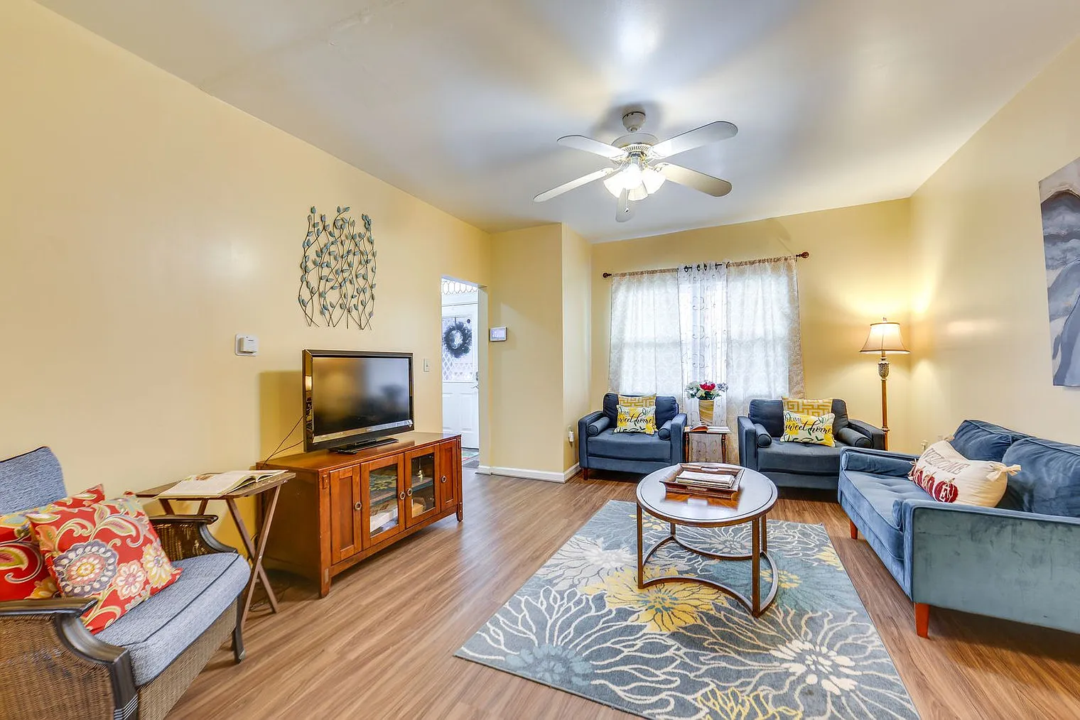 5 bed, 2.0 bath, 1991 sqft, $3,995 — Photo 3