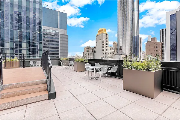 Sold by R New York | media 22