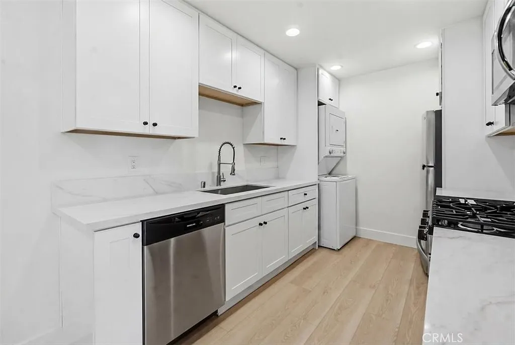 2 bed, 1060 sqft, $3,350 — Photo 4