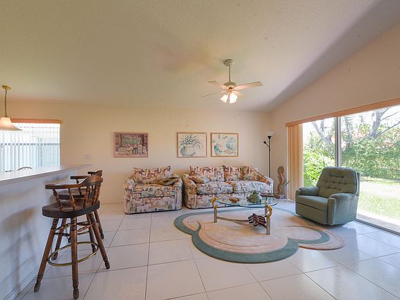 4th image of 9636 Arbor View Dr N