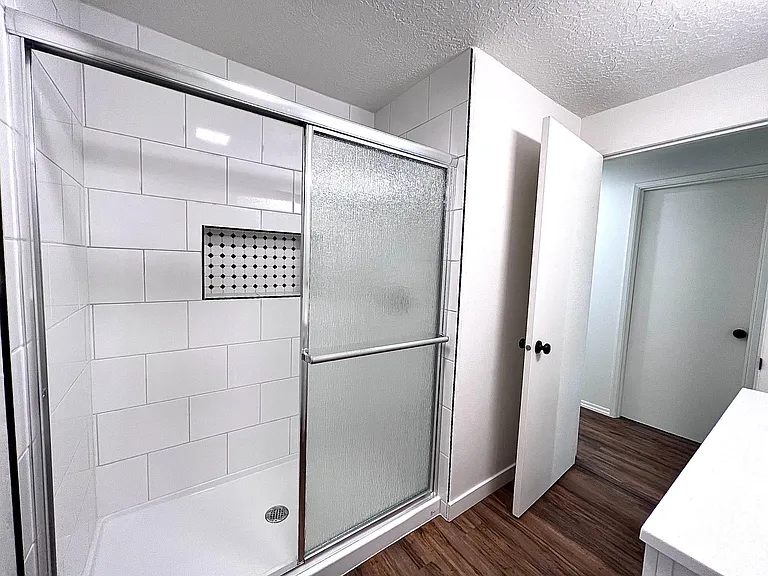 4702 NE 32nd Pl — Photo 9