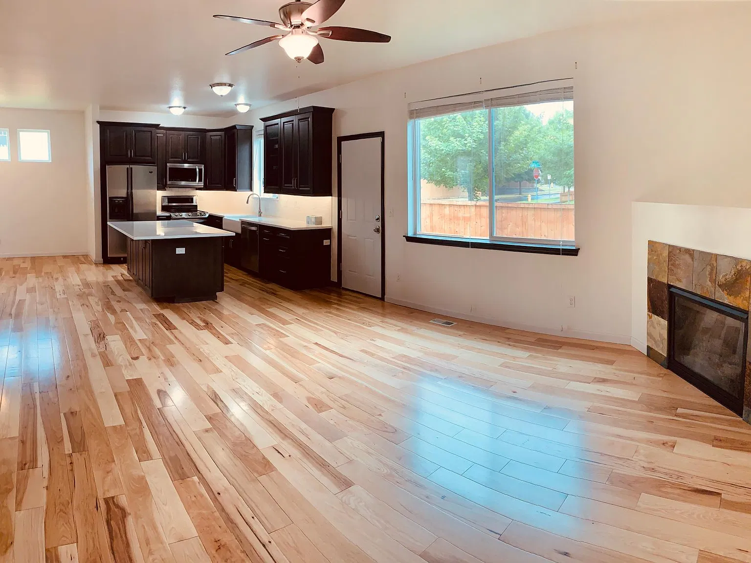 4 bed, 2051 sqft, $2,895 — Photo 3