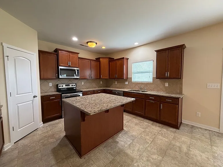 1328 Shaw Ave — Photo 12