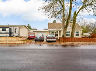 370 S 6th St, Harrisburg, OR 97446