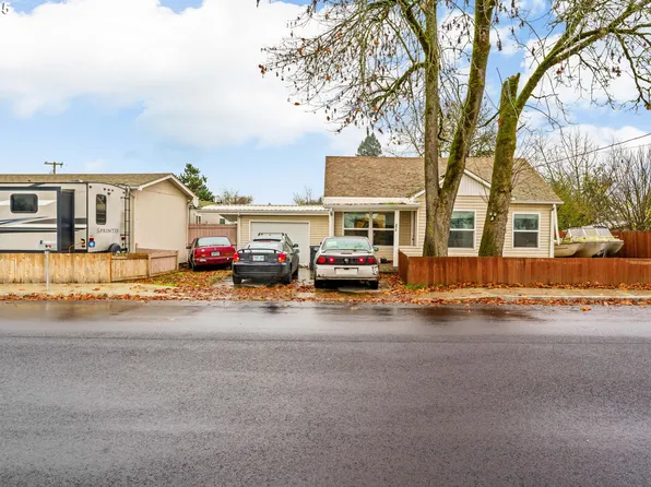 370 S 6th St, Harrisburg, OR 97446