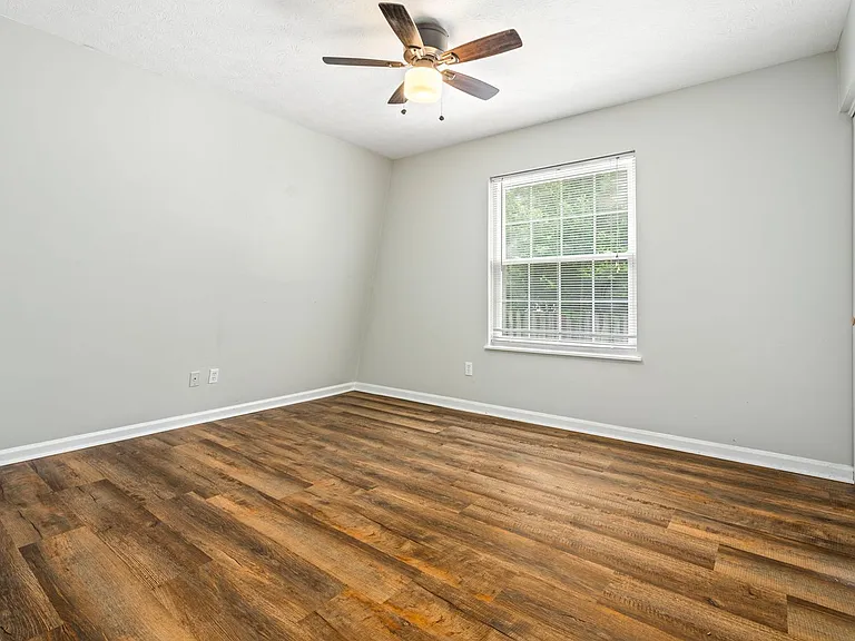 210 N Ross St #E — Photo 12
