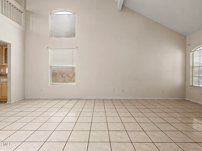 7481 Umbria Dr — Photo 33