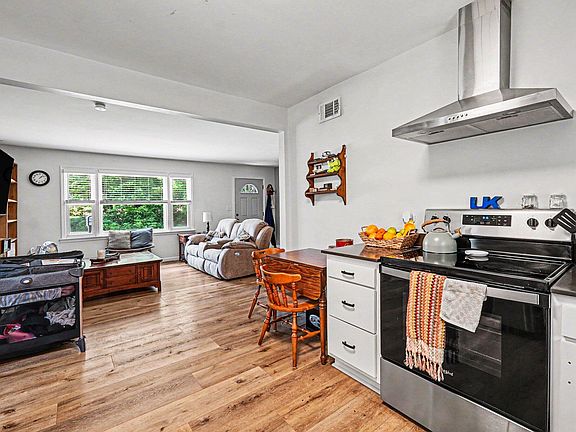 4th image of 582 E Broadway St