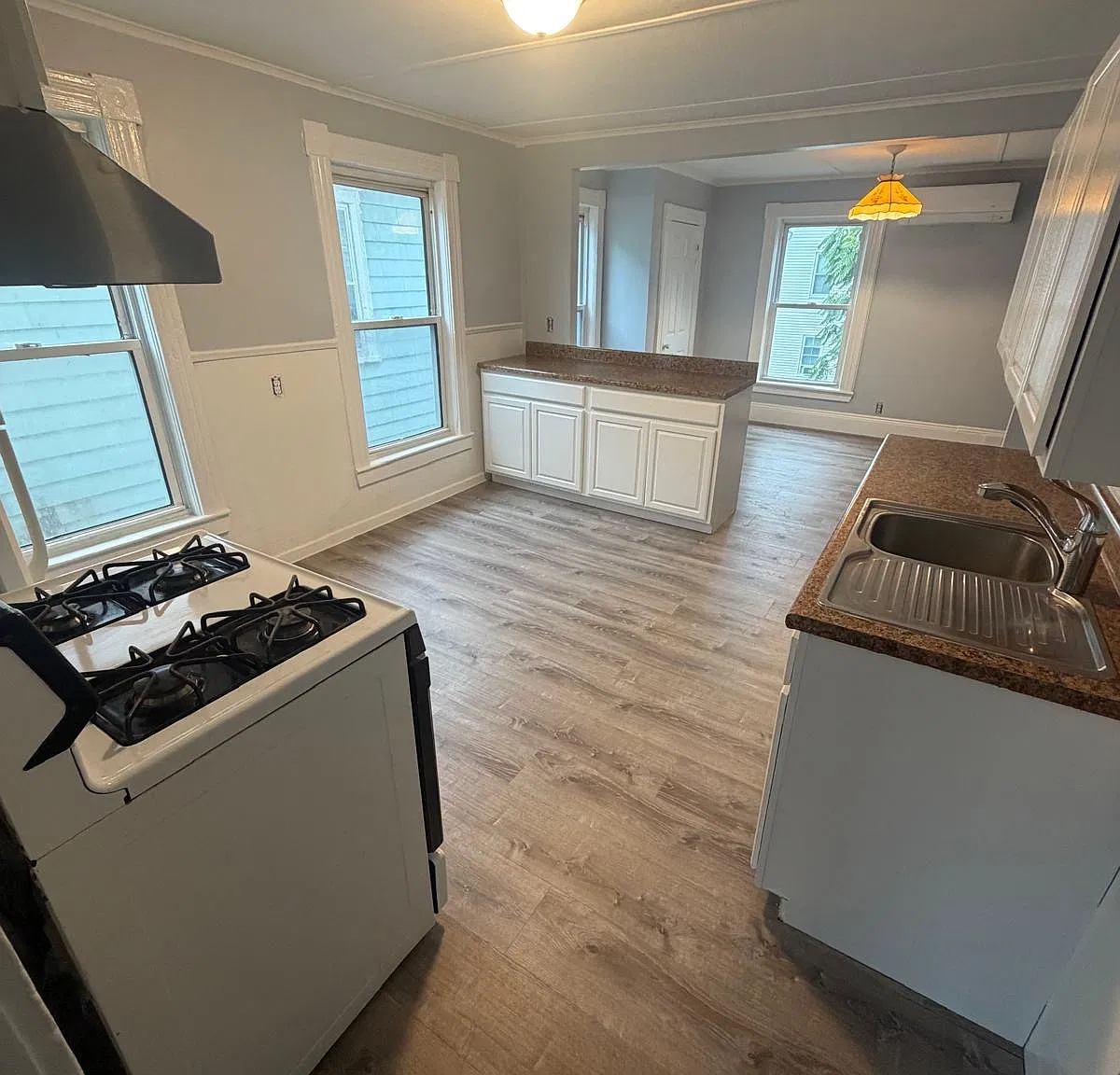 4 bed, $2,800 — Photo 1
