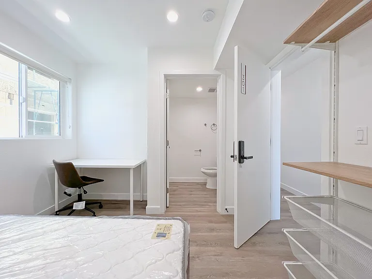 1368 W 35th St #8 — Photo 11