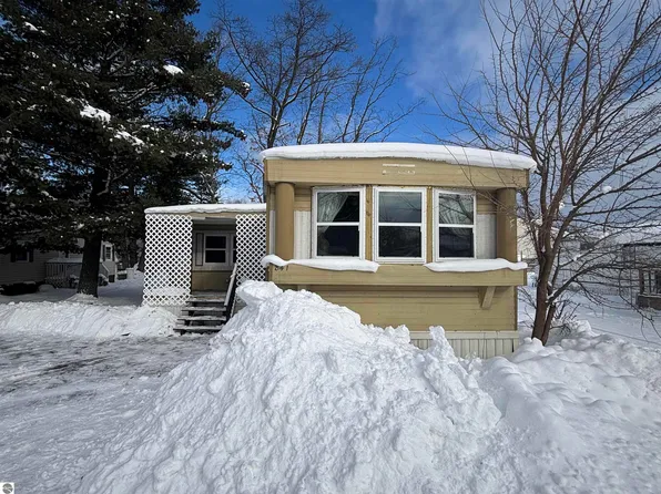 841 Briar Hill Ln, Traverse City, MI 49686