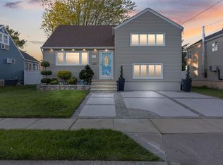 22 Martha St, Freeport, NY 11520