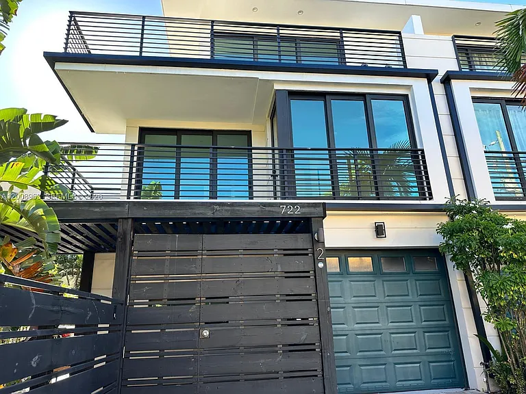 722 NE 15th Ave #2 — Photo 3