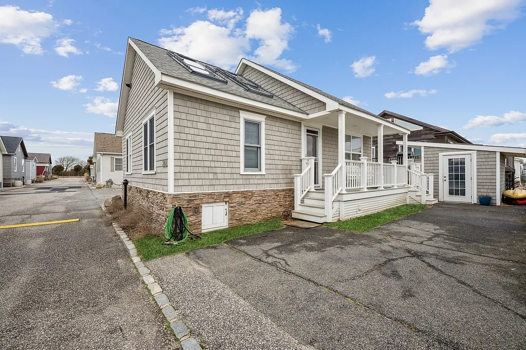 Building Photo - 100 Deforest Rd #208