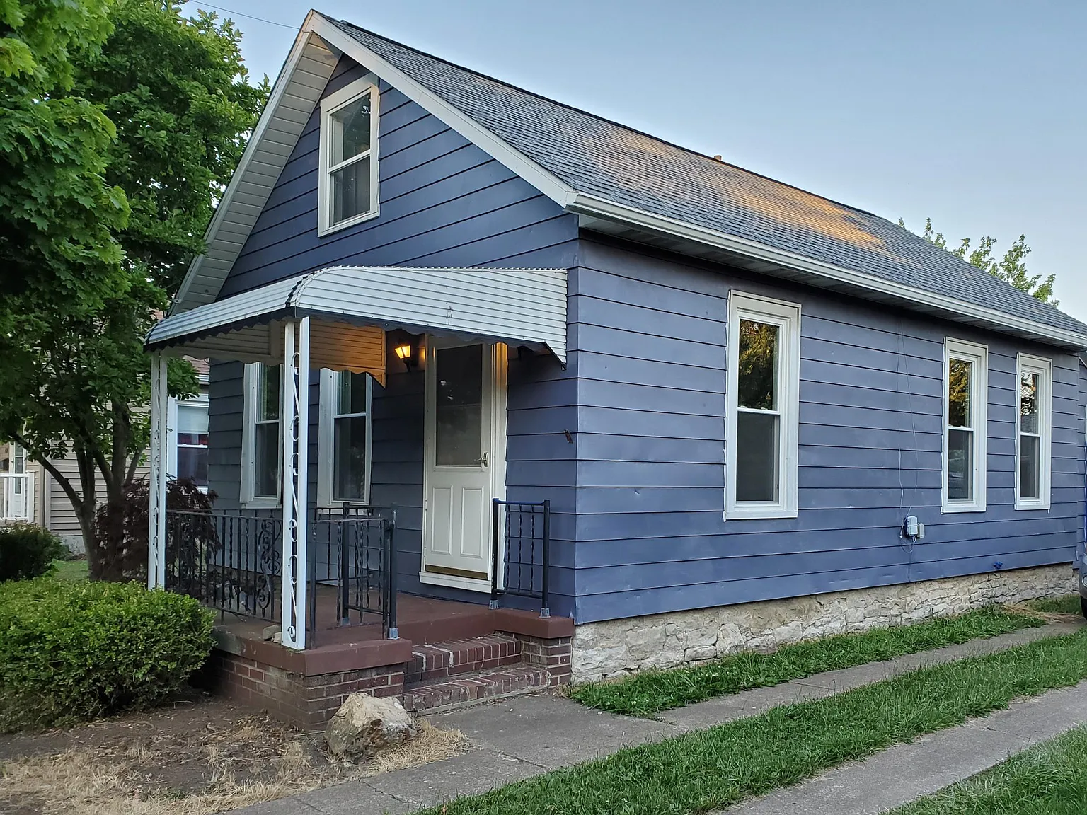 402 Neil St photo 1