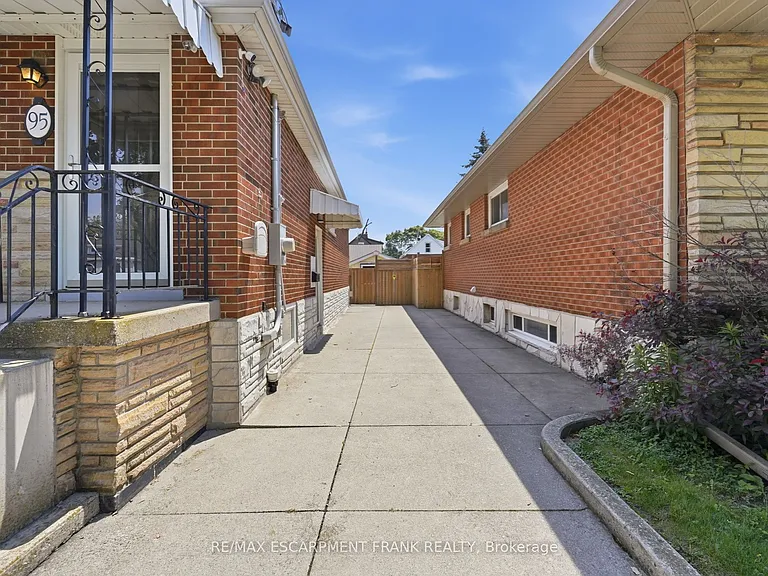95 E 18th St #1 — Photo 30