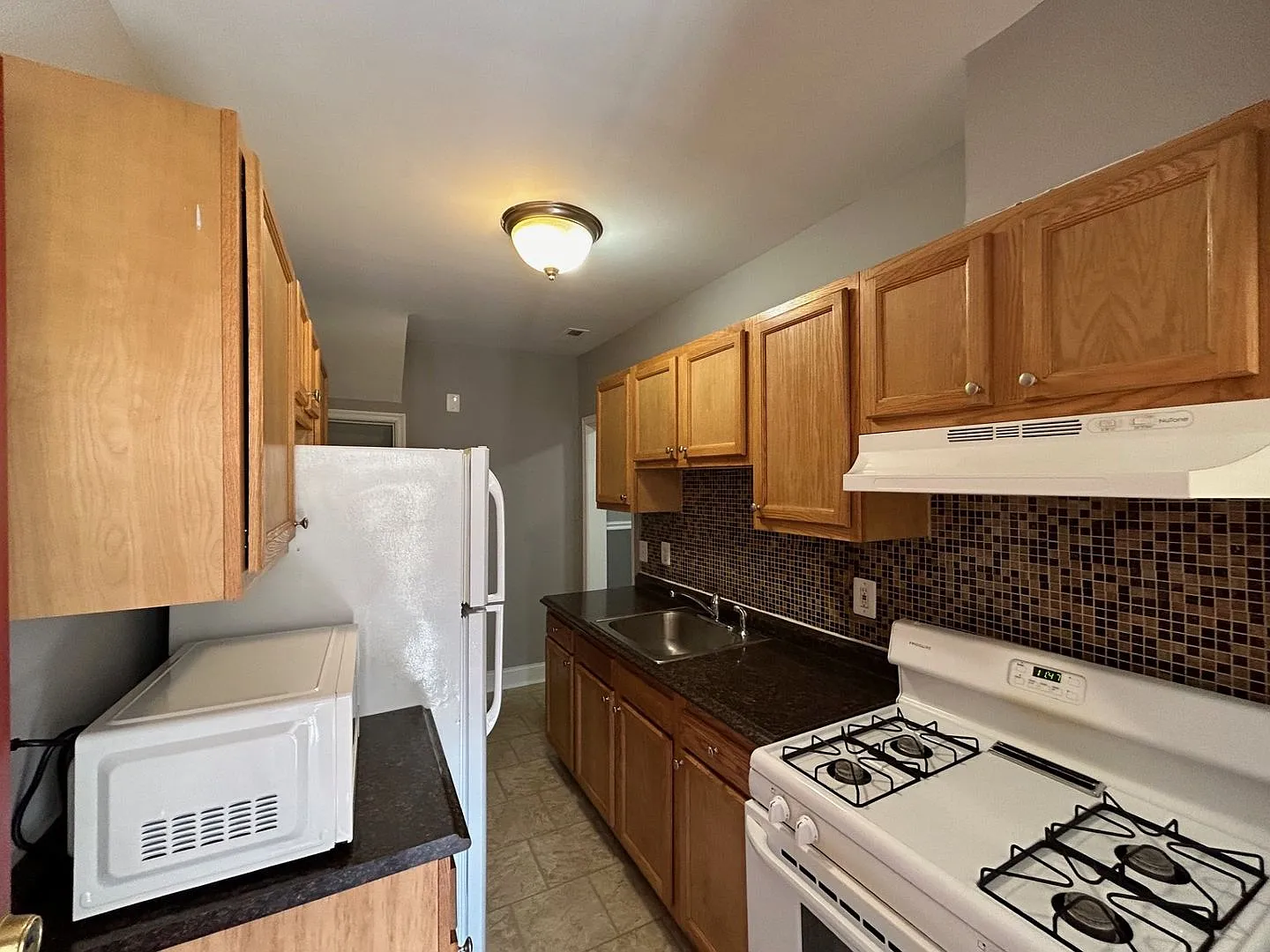 Baltimore - 2 Bedrooms + Den and 1 baths Available! — Photo 2