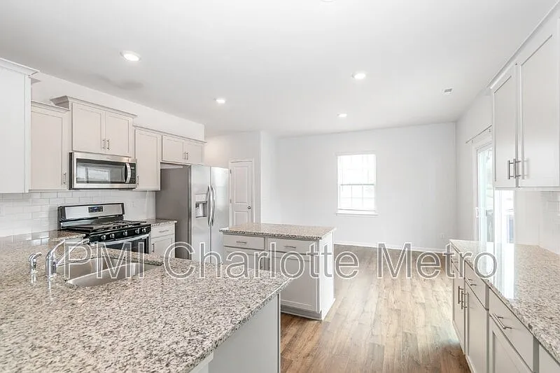 4 bed, 2.5 bath, 2824 sqft, $2,290 — Photo 4