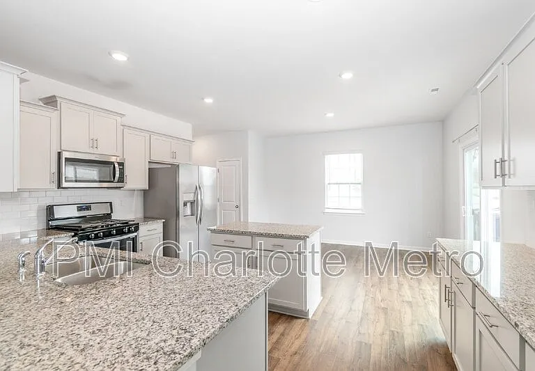 8019 Rowling Dr — Photo 4