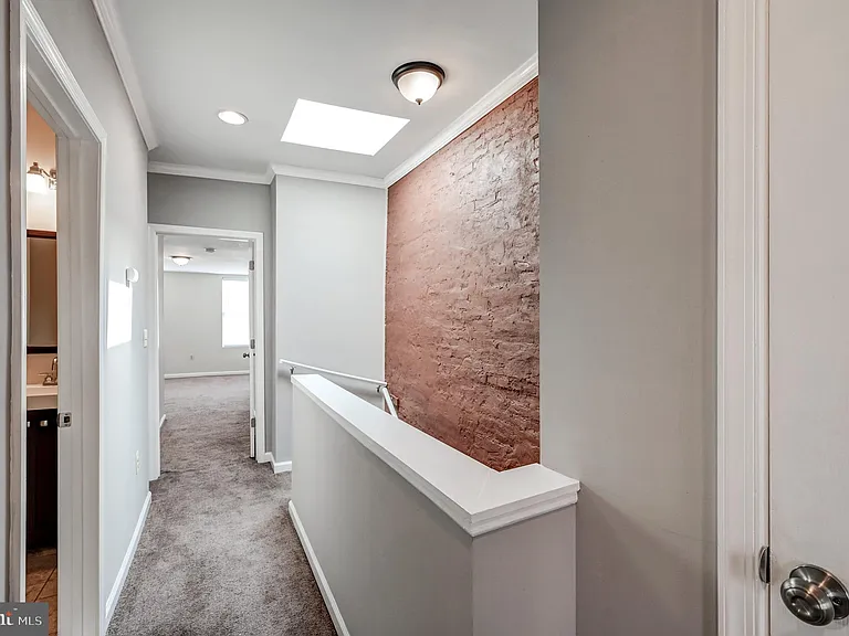 2103 E Madison St — Photo 8