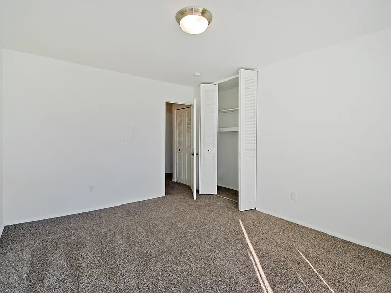 Huntington Club Apartments — Photo 11
