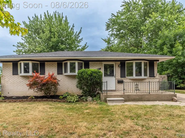 2256 Garry Dr, Troy, MI 48083