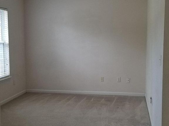 4th image of 6 Penn Manor Ln