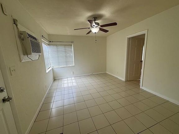 4th image of 1705 Moffett St #C