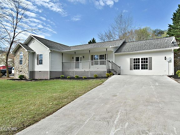 2nd image of 2913 Village Ln