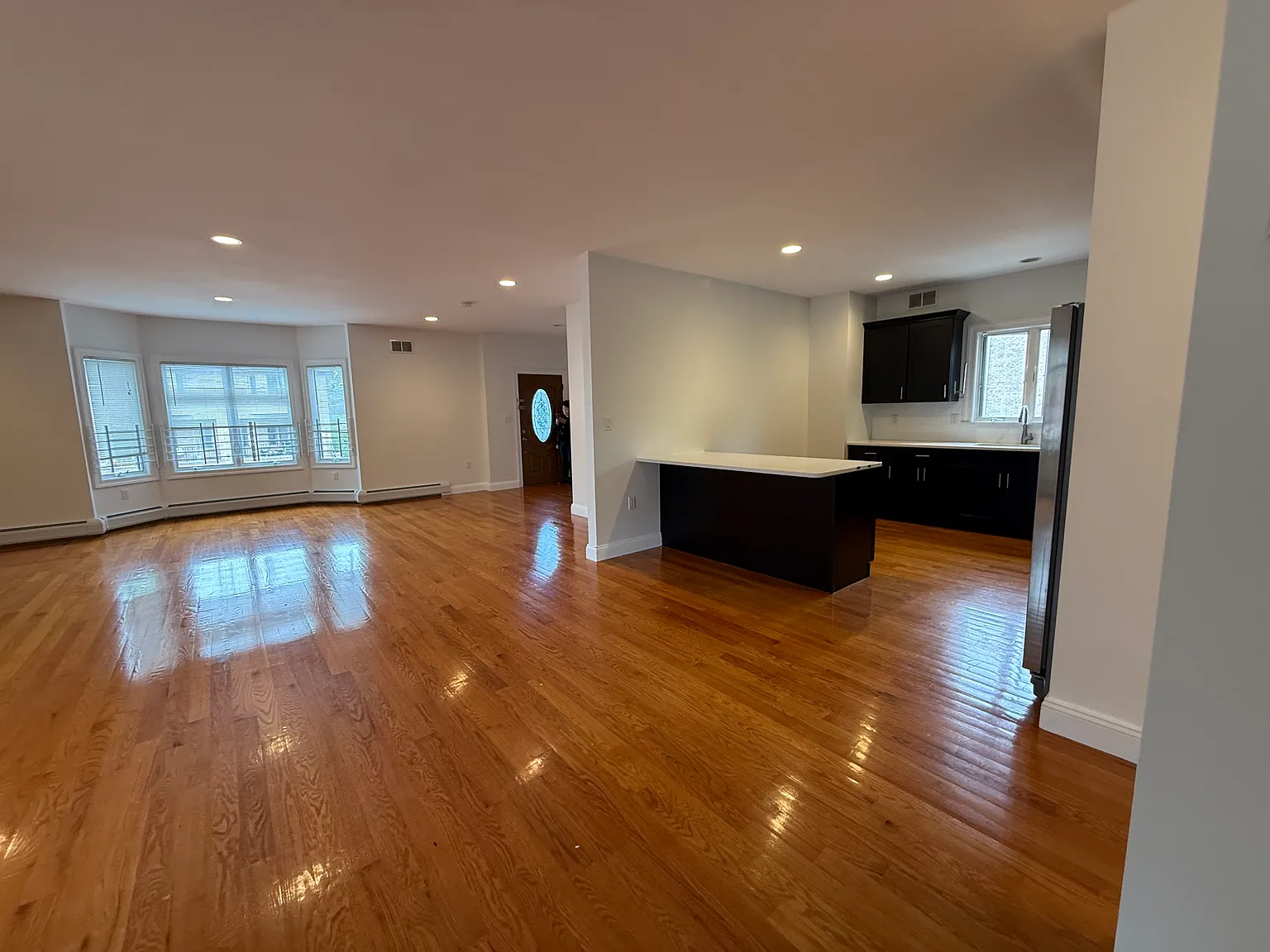3 bed, 2046 sqft, $3,885 — Photo 4