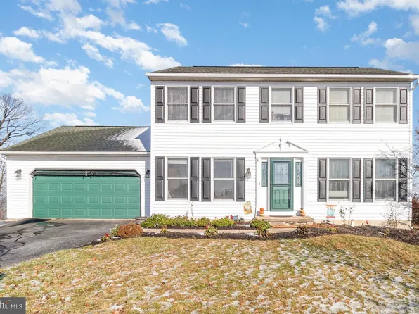 210 Abbey Dr, Mount Wolf, PA 17347