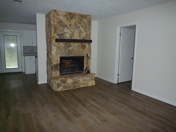 3rd image of 4921 Annette Dr
