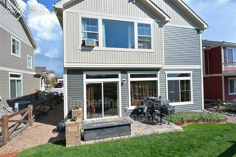 3 bed, 3.0 bath, 2320 sqft, $2,595 — Photo 2