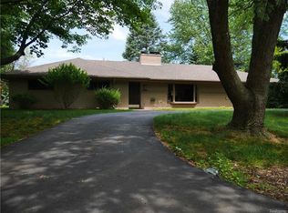 2292 Horseshoe Dr, West Bloomfield, MI 48322