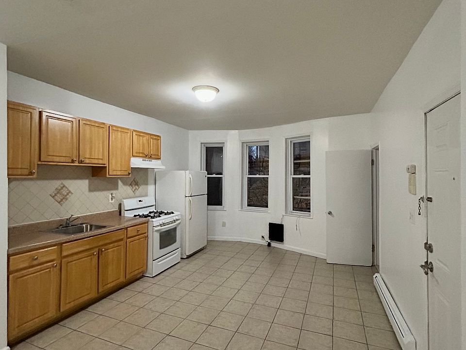 1st image of 685 Summit Ave #2F