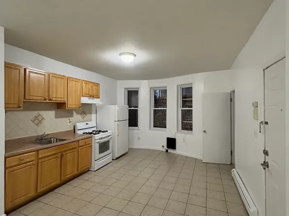 685 Summit Avenue image 1 of 7