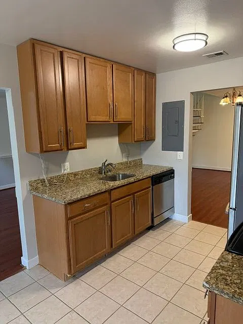 2 bed, 2.0 bath, 1394 sqft, $2,350 — Photo 4