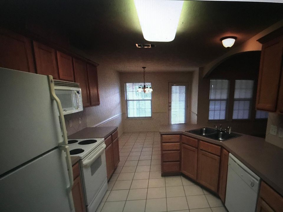 1st image of 902 Gardenia St