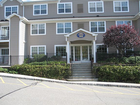 3rd image of 100 Woodcrest Ln APT 122
