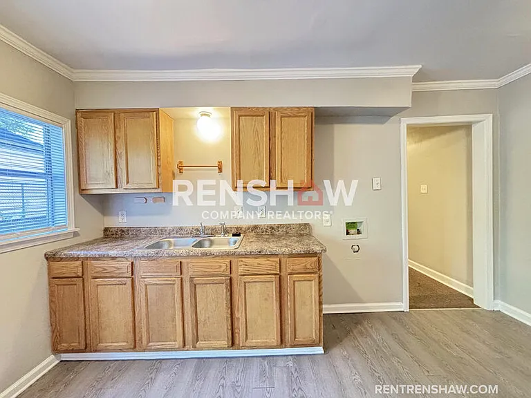 502 E Dison Ave — Photo 5