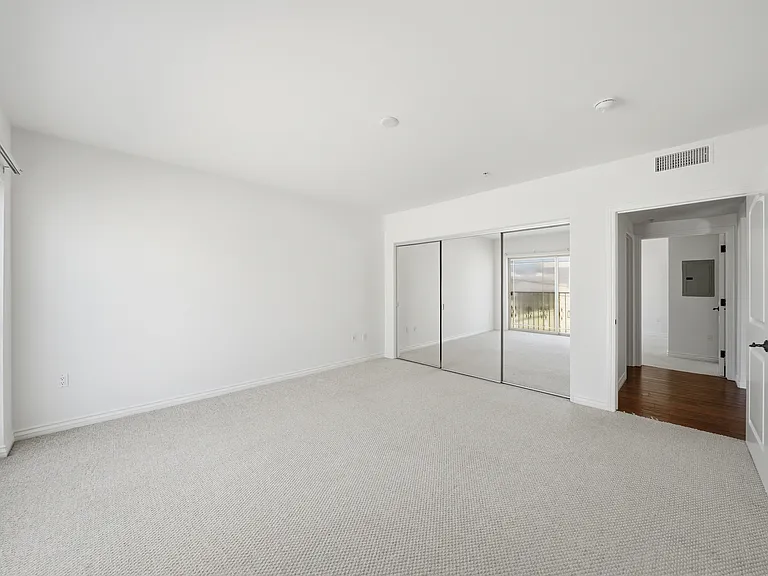 4733 Elmwood Ave #304 — Photo 8