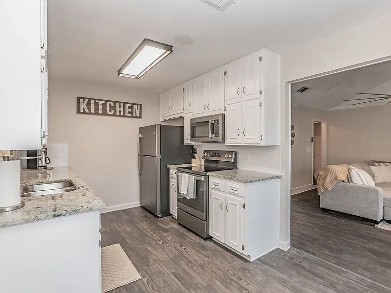 340 Gloria St — Photo 10