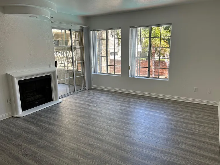 Canoga Luxury Apartments — Photo 42