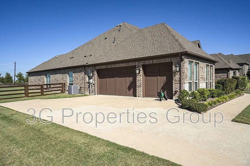 4 bed, 3.5 bath, 4351 sqft, $4,995 — Photo 4
