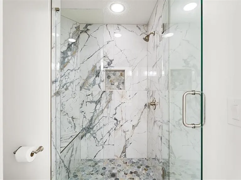 1305 Village Ln — Photo 16