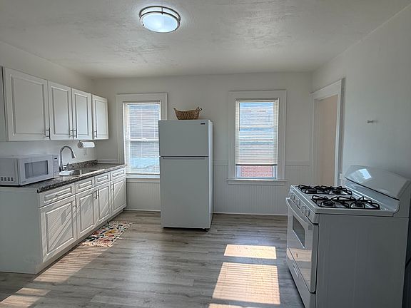 4th image of 49 Henry St Floor 3