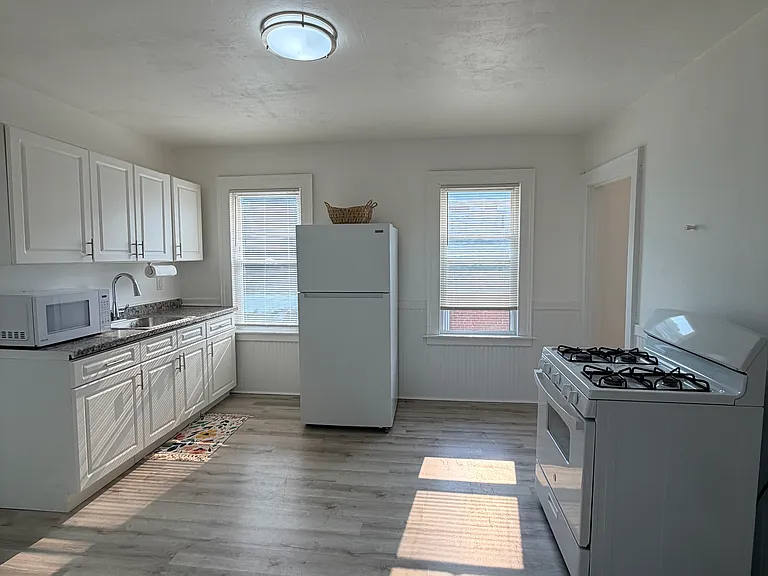 49 Henry St #3 — Photo 4