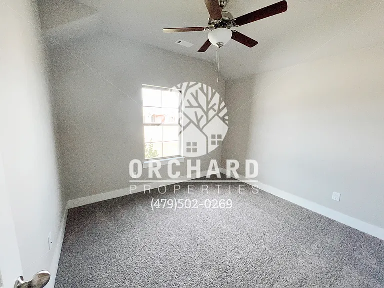 1011 Trailwood St — Photo 9